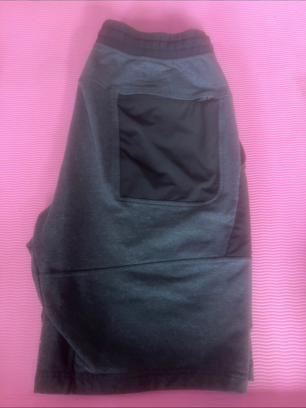 lululemon athletica Men's Two-Tone Charcoal and Black Athletic Shorts - Picture 4 of 4